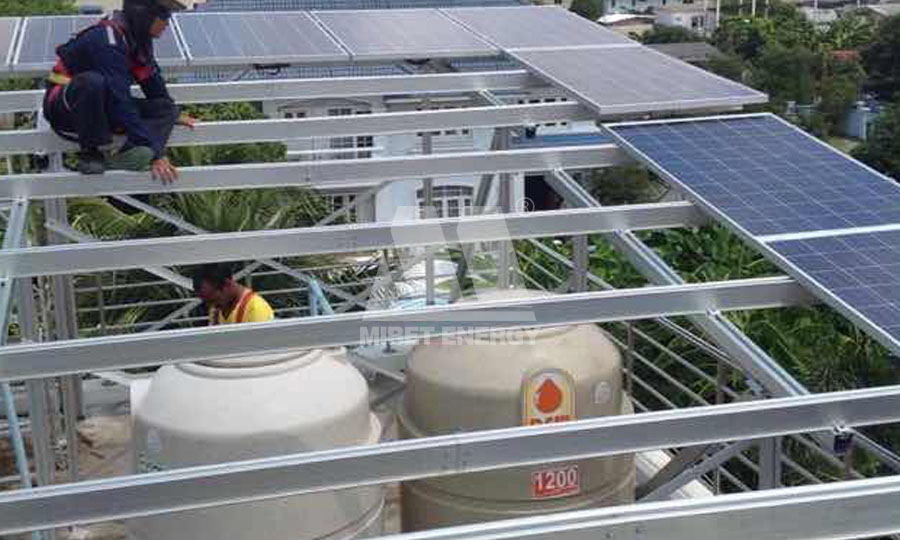 タイのソーラーパネル屋根固定具